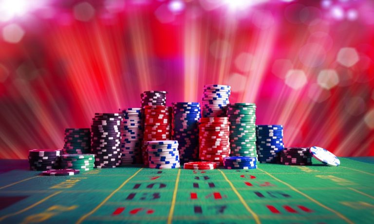 How do symbol locks behave between online slot multipliers?