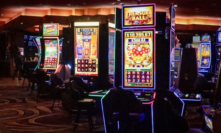 How do online slots pick bonus prize structures?